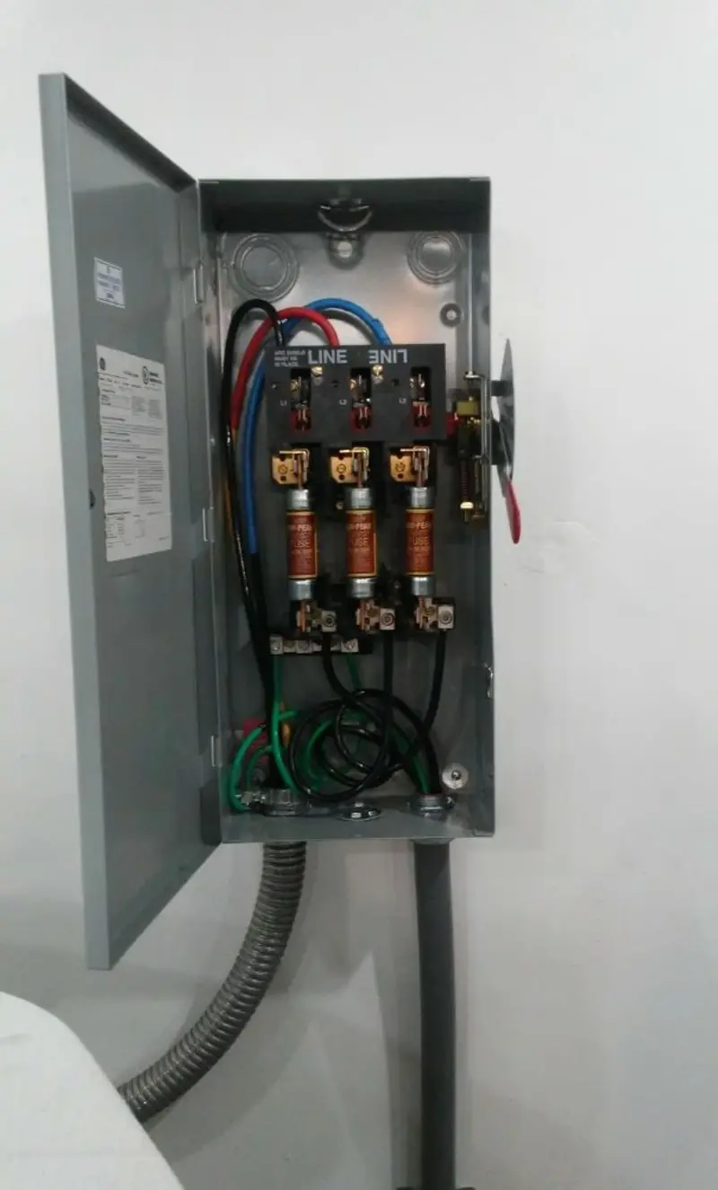 Three-phase disconnect switch installed for Smoke Detector Installation in Del City